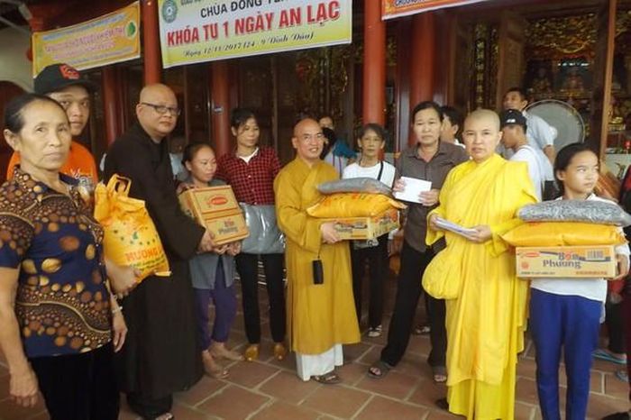 Trao tặng quà cho hộ nghèo, người khiếm thị xã Quỳnh Thuận. Ảnh: Hữu Tình