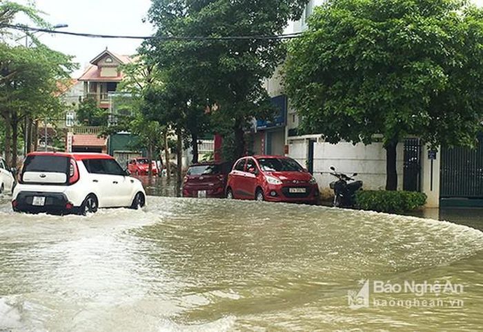 Lối vào Chung cư Tecco, phường Lê Lợi ngập băng nước khi có mưa to. Ảnh tư liệu