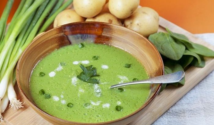 Món cháo cải bó xôi hấp dẫn là món ăn dặm cho bé mau lớn, khỏe mạnh (Ảnh minh họa)