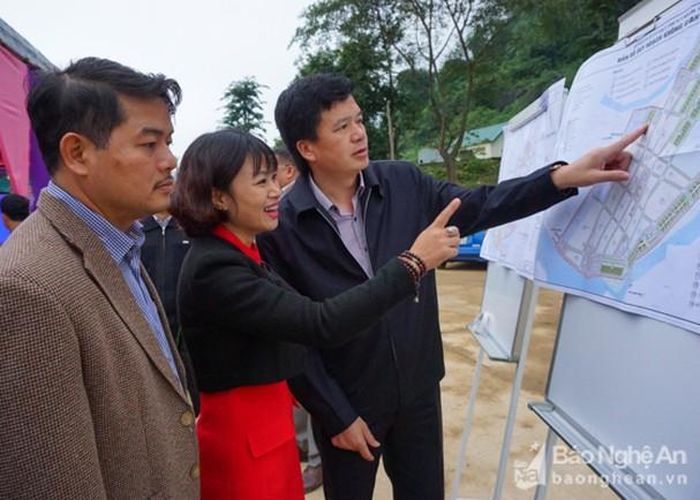 Đồng chí Nguyễn Đình Hùng - Ủy viên Ban Chấp hành Đảng bộ tỉnh - Bí thư Huyện ủy Con Cuông giới thiệu với người dân bản đồ quy hoạch thị tứ Môn Sơn. Ảnh: Thành Cường
