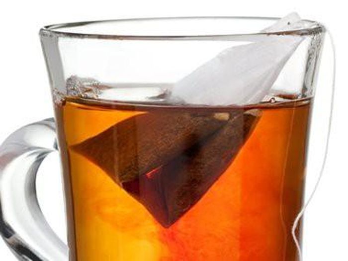 Trà gừng hoặc bạc hà: Bạc hà và gừng đều là những biện pháp khắc phục chứng táo bón tại nhà hiệu quả. Bạc hà chứa menthol, có tác dụng chống co thắt làm giãn cơ của đường tiêu hóa. Gừng là một loại thảo mộc nóng giúp cơ thể để tạo ra nhiều nhiệt và điều này có thể giúp đẩy nhanh sự tiêu hóa chậm chạp. Trong trà, nước nóng cũng sẽ kích thích tiêu hóa và làm giảm táo bón. Ảnh: Thinkstock.