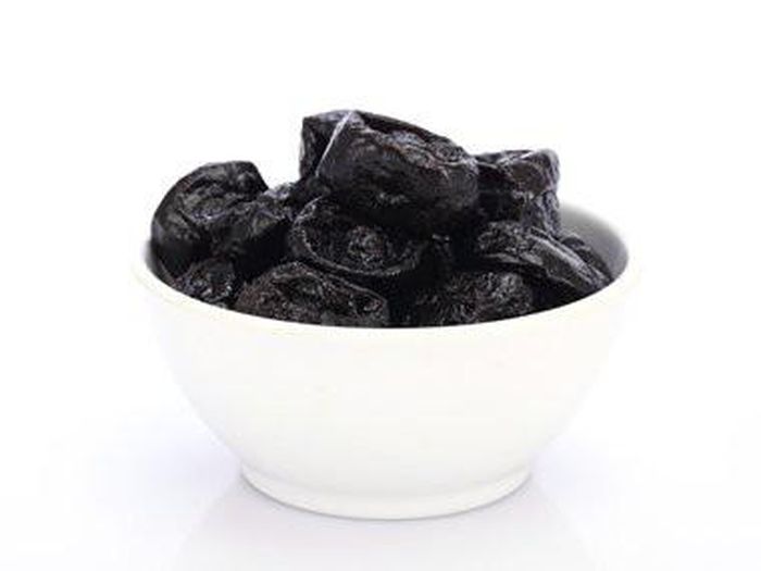 Mận: Đây cũng là trái cây có nhiều chất xơ giúp trị táo bón hiệu quả. Ba quả mận có 3 gam chất xơ và chúng cũng có chứa một hợp chất kích thích sự giúp nhuận tràng. Ảnh: Thinkstock.