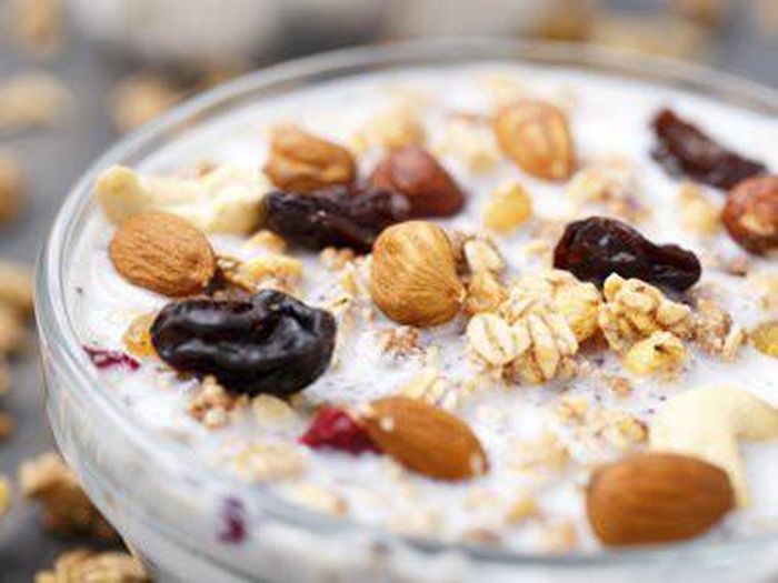 Nho khô: Giàu chất xơ, nho khô cũng chứa axit tartaric, có tác dụng nhuận tràng. Trong một nghiên cứu, các bác sĩ xác định rằng những người đã từng ăn một hộp nhỏ nho khô mỗi ngày sẽ tiêu hóa nhanh gấp đôi so với những người không ăn. Ngoài ra, cherry và quả mơ cũng giàu chất xơ và có thể giúp trị táo bón. Ảnh: Thinkstock.
