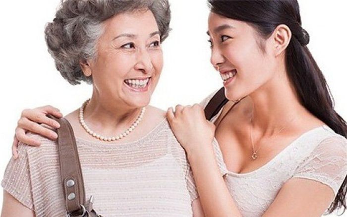 Chúng ta thường rất khó để nói lời cảm ơn với bố mẹ, ngay cả bố mẹ ruột chứ đừng nói là bố mẹ chồng. Nhưng đây là cách để khiến mẹ chồng nào cũng thấy vui lòng. (Ảnh minh họa)