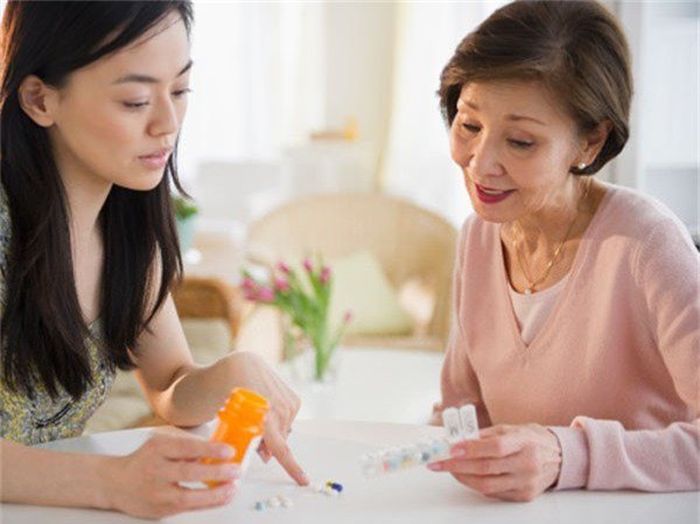 Muốn hiểu hơn về mẹ chồng, không có cách nào khác là giao tiếp thật nhiều. Đó cũng là cách để bạn giúp mẹ chồng có cơ hội hiểu hơn về con người mình. (Ảnh minh họa)