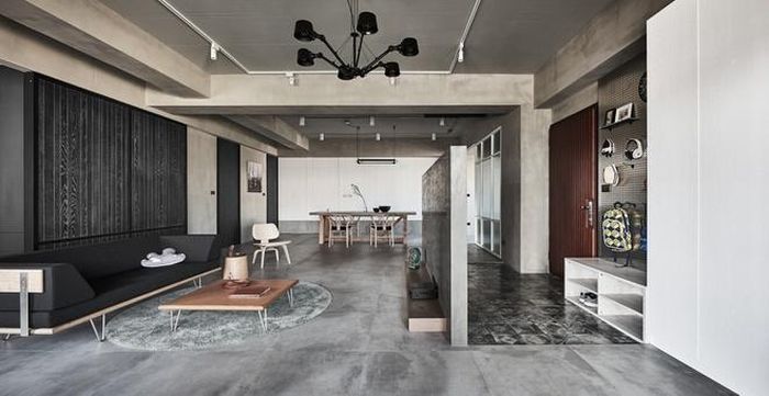 Tông màu chính của căn hộ là xám bê tông, đen và nâu gỗ.