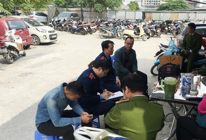 Tổ công tác liên ngành lập biên bản và thống nhất đóng cửa bãi đỗ xe không phép sau tòa nhà Keangnam