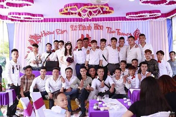 Ảnh lưu niệm của cô dâu chú rể chụp cùng bạn bè.