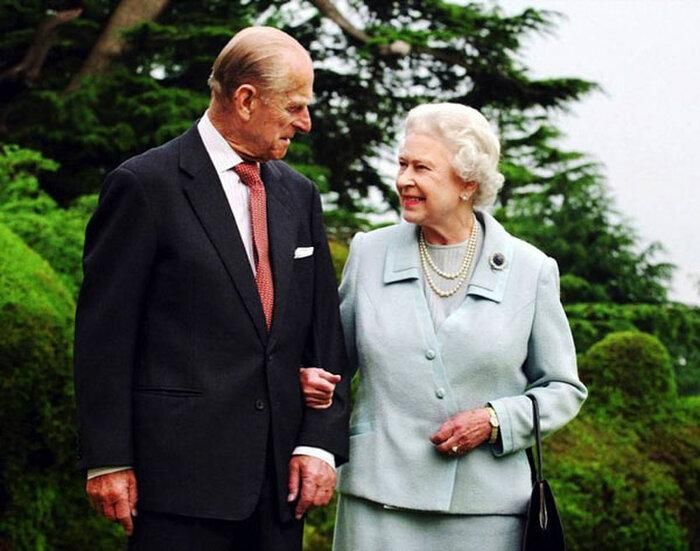 Chuyện tình của Nữ hoàng Elizabeth được ví như “cọc đi tìm trâu”.