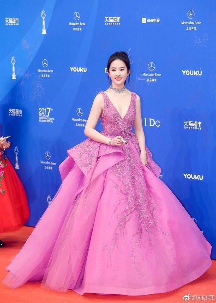 Từ trước đến nay, mỗi khi xuất hiện tại các sự kiện thảm đỏ Lưu Diệc Phi luôn mang đến hình ảnh nhẹ nhàng, tinh tế với các gam màu nữ tính như hồng, trắng, xanh, vàng...