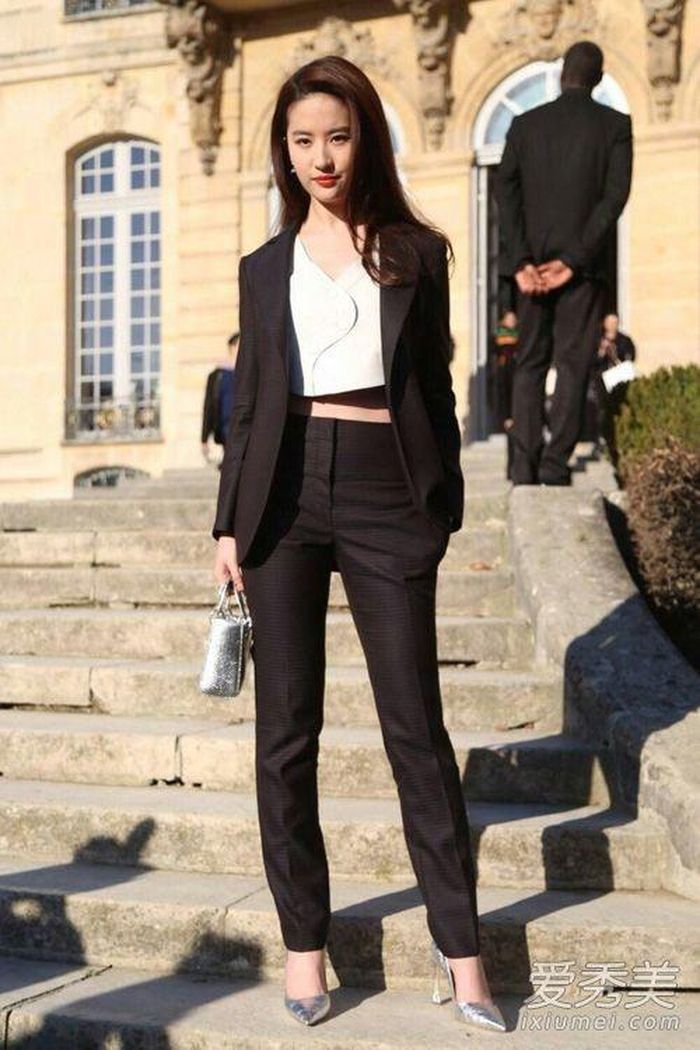 Người đẹp từng thể hiện phong cách thời trang mang hơi hướm nam tính cùng những bộ suit với phom dáng mạnh mẽ. Tuy nhiên, gương mặt và thần thái của cô lại không hề phù hợp với sự thay đổi này. 