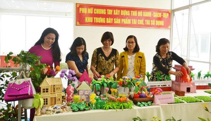  Hội LHPN quận Ba Đinh giới thiệu các vật dụng được làm từ vật liệu tái chế.