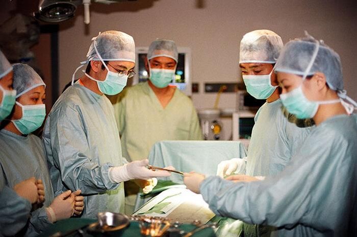Các diễn viên trong một cảnh quay có bối cảnh chuyên nghiệp
