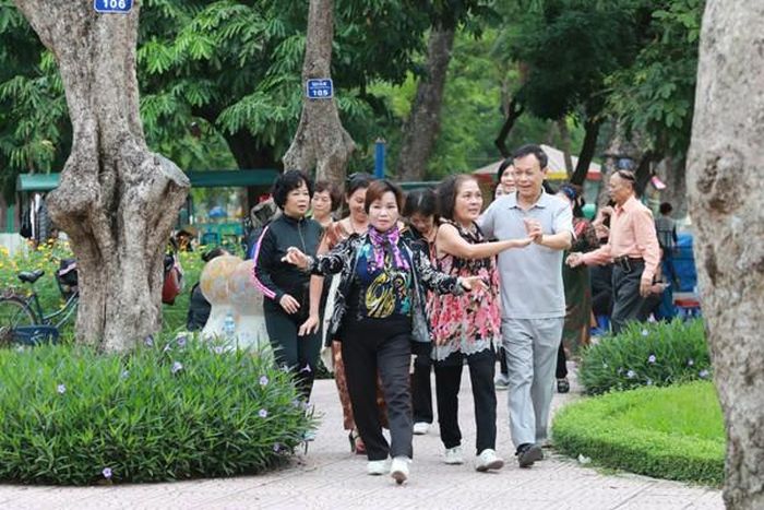 Họ tận dụng nhiều khoảng trống, lối đi vườn hoa để làm nơi tập luyện.