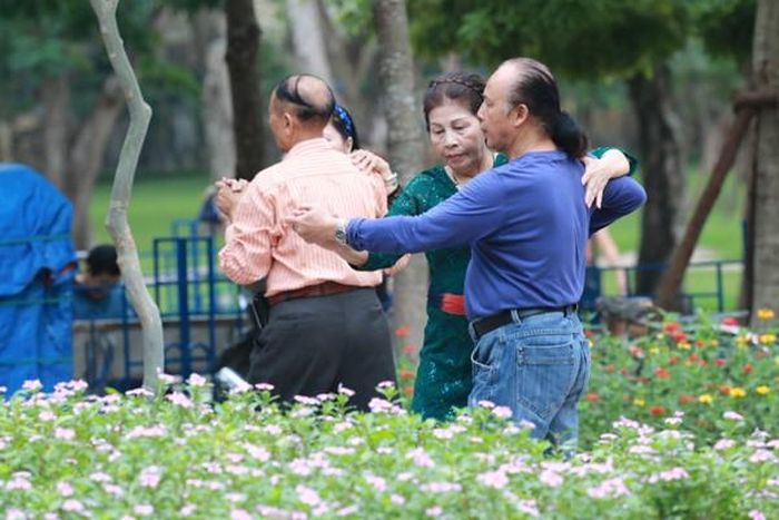 Những người tập lâu hơn hướng dẫn lại những người mới.