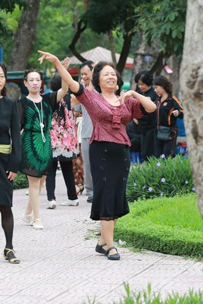 Các nhóm tập luôn rộn ràng tiếng cười nói xen lẫn tiếng nhạc nhảy.