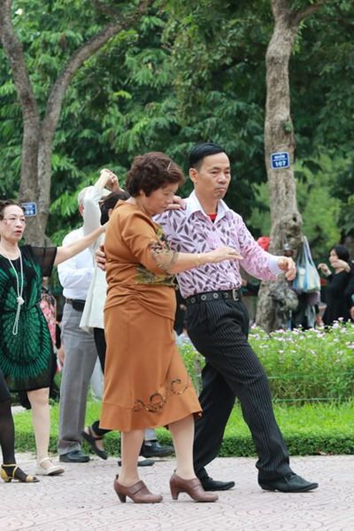 Vì ở cùng nhóm tuổi nên họ dễ nói chuyện và hiểu nhau hơn.