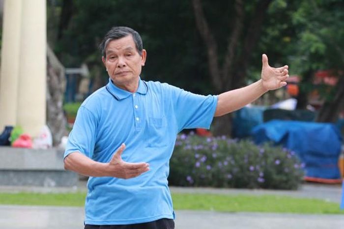 Miệt mài ôn lại bài vừa học.