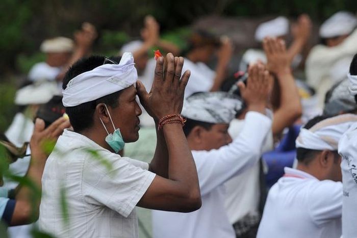 Hàng chục người dân theo đạo Hindu ở làng Muting trên đảo Bali đã tổ chức cầu nguyện vào hôm 26/11, hy vọng núi lửa không phun trào. Ảnh: AFP/Getty.