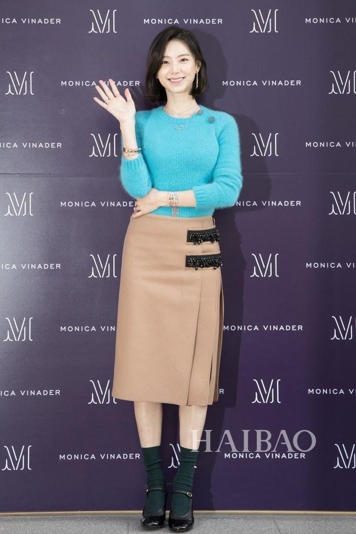 Park Soo Jin với set đồ thanh lịch: áo len xanh, chân váy bút chì cách điệu, giày cao gót phối tất. 