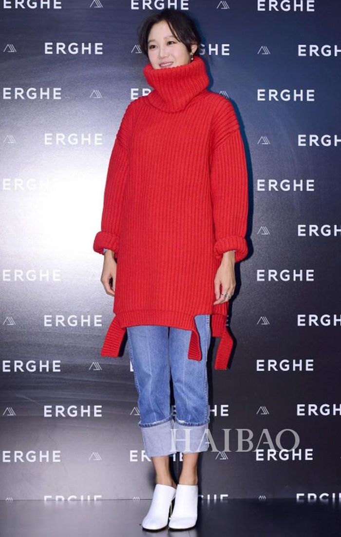 Gong Hyo Jin mix áo len dáng oversized cao cổ cùng quần jeans xắn gấu và giày mules lạ mắt. 