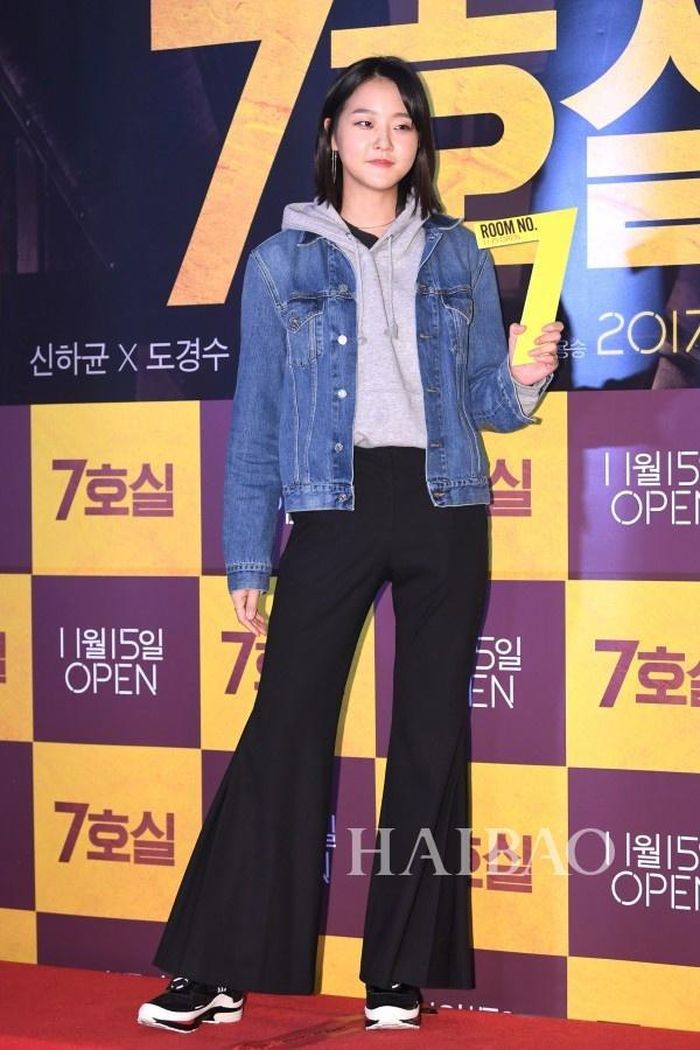 Siêu mẫu Kang Seung Hyun mix đồ lạ mắt với denim jacket, áo hoodie trẻ trung và quần vải ống rộng cá tính. 