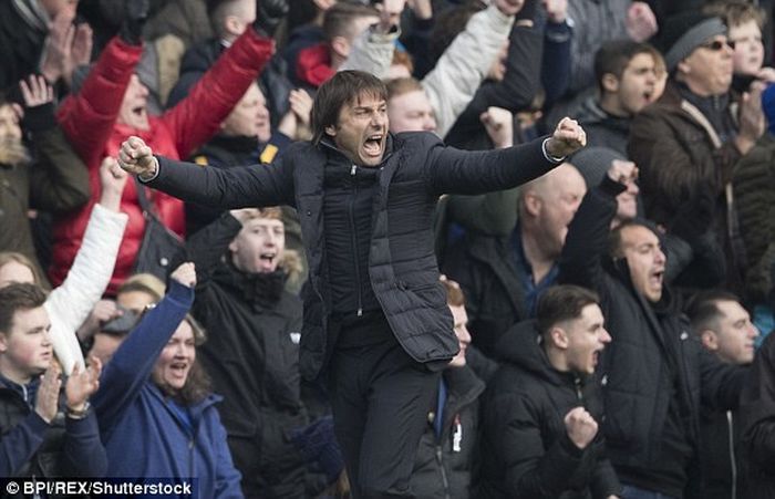 Conte ăn mừng bên ngoài đường biên