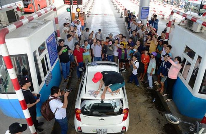  Tài xế đánh xe ngay vào khu cabin thu tiền rồi tiến hành lau rửa xe