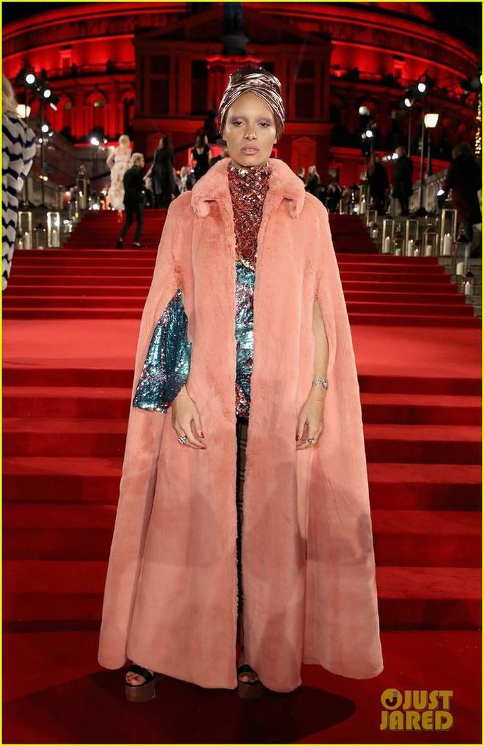 Chân dài sinh năm 1992 Adwoa Aboah được vinh danh là Người mẫu của năm tại Fashion Awards. Dấu ấn của cô trong năm qua là xuất hiện trên trang bìa Vogue Anh. Ngoài ra, cô cũng chụp ảnh bìa cho Vogue Mỹ và Italy. 