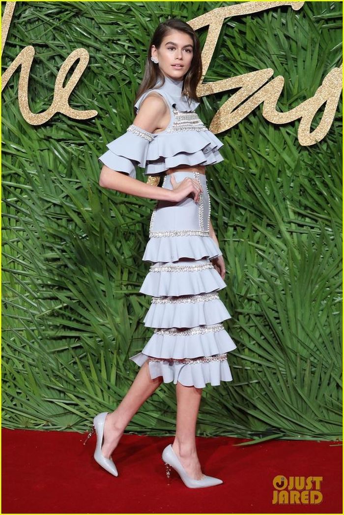 Kaia Gerber diện mẫu thiết kế xếp tầng ấn tượng của nhà mốt Ralph &amp; Russo. Ở tuổi 16, con gái Cindy Crawford đã có những bước tiến dài trong sự nghiệp người mẫu. Cô phủ sóng các sàn diễn thuộc khuôn khổ tuần lễ thời trang xuân hè 2018. 
