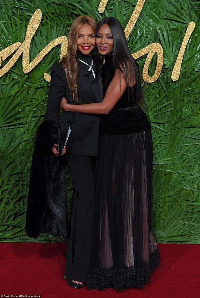 Cựu siêu mẫu Naomi Campbell dự sự kiện cùng mẹ. 