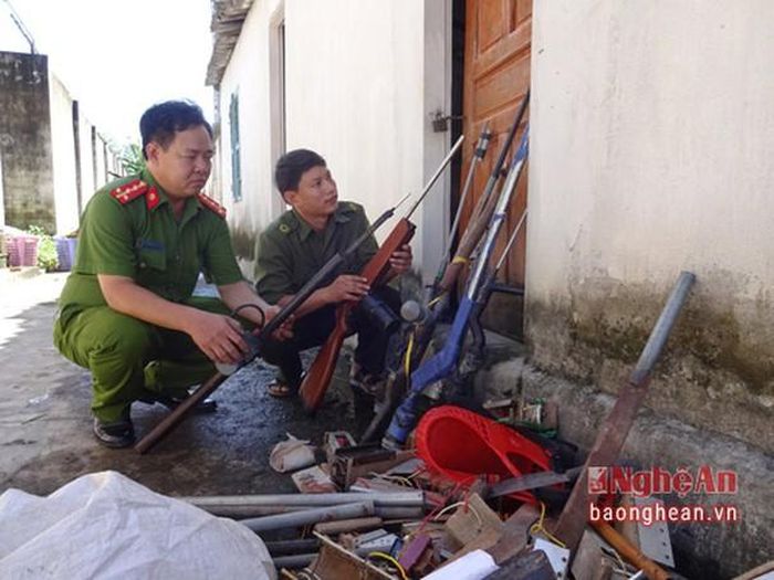Công an huyện Yên Thành thu giữ vũ khí dân dụng. Ảnh: tư liệu