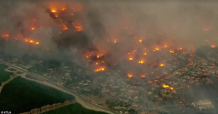 Chính quyền địa phương cho biết khoảng vài nghìn hộ gia đình ở chủ yếu hai thành phố Ventura và Santa Paula (cách Los Angeles 115 km) phải sơ tán trong trận cháy rừng. Các đám cháy bùng phát từ tối ngày 4/12 (giờ địa phương). Ảnh: KLTA.
