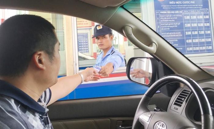 Do bị người dân phản ứng đường chưa xong đã thu phí với mức "chặt chém", tiếp sau đó, Tổng Cục đường Bộ Việt Nam thanh tra, phát hiện nhà đầu tư thu được khoảng 1,7 tỷ đồng ngày, nhưng chỉ báo 1,2 tỷ. Trước sự việc này, Tổng Cục đã yêu cầu nhà đầu tư chấn chỉnh, có biện pháp thu phí hợp lý. Đến đầu năm 2018, nhà đầu tư trạm BOT Pháp Vân - Cầu Giẽ đã giảm 25% phí. Ảnh: A.Trọng
