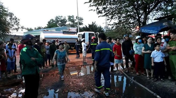 Người dân hiếu kỳ đến xem vụ hỏa hoạn. Ảnh: Tuấn Kiệt.