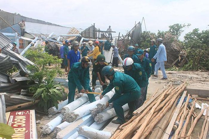 Giúp dân khắc phục hậu quả thiên tai tại huyện Thạnh Trị.