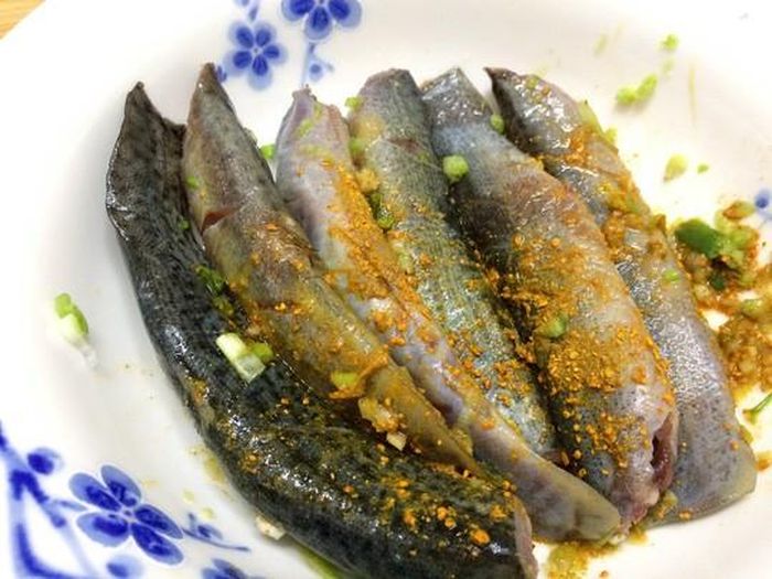 2. Cá chạch kho nghệ. Nguyên liệu: Cá chạch, nghệ, giấm, gia vị, dừa tươi. Cá làm sạch, chần qua nước sôi cho bớt nhớt. Đổ cá vào bát ướp với đầu hành băm nhuyễn, chút muối, đường, nước mắm và chừng hai muỗng canh nghệ tươi giã nhuyễn vắt lấy nước.