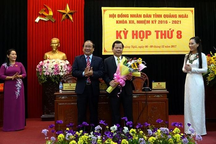 Ông Đặng Văn Minh (phải), Phó chủ tịch UBND tỉnh, giữ chức Bí thư Thành ủy Quảng Ngãi. Ảnh: Minh Hoàng.