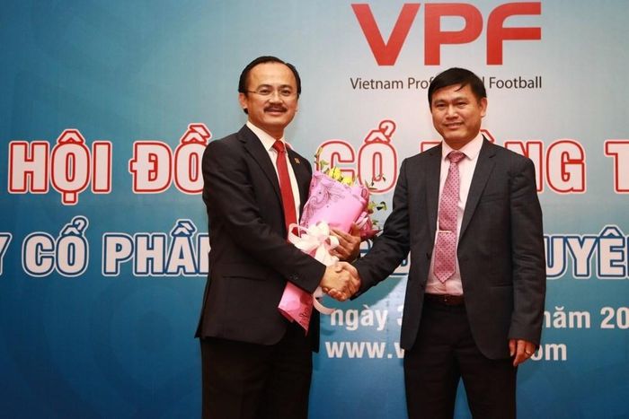 Bầu Tú (phải) nhận thêm nhiệm vụ mới ở VPF