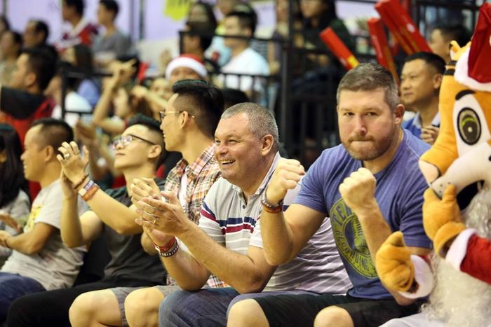 Người hâm mộ Saigon Heat phát cuồng với những màn trình diễn cá nhân xuất sắc. Ngoài Akeem Scott, các ngôi sao khác của Heat cũng chơi thăng hoa. Việt Arnold ghi 23 điểm, Moses Morgan có 26 điểm, còn Travele Jones ghi được 18 điểm. Đặc biệt, đội bóng Việt Nam có đến 17 lần ném 3 điểm thành công - ngang bằng với kỷ lục hiện tại ABL. Những mùa trước, đây là điểm yếu của Saigon Heat. Ảnh: XLE.