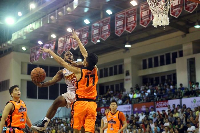 Màn trình diễn chói sáng của Akeem Scott làm lu mờ những ngôi sao bên phía Mono Vampire như Reggie Johnson, Jason Brickman... Hậu vệ dẫn bóng sinh năm 1983 đang dần trở thành một trong những tân binh đáng chú ý nhất của ABL 2017/2018.