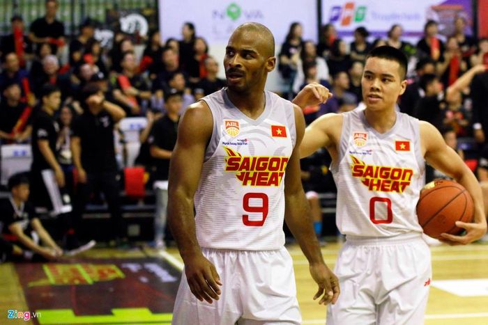 Akeem Scott là tay ném lớn tuổi nhất của Saigon Heat, được HLV Kyle Julius tín niệm cho đeo băng thủ quân. Anh đang dần trở thành đầu tàu về chuyên môn với hy vọng kết hợp tốt với một loạt nhân tố nội xuất sắc như Horace Nguyễn, Lê Ngọc Tú, Nguyễn Huỳnh Hải, Tô Quang Trung... Ảnh: XLE.