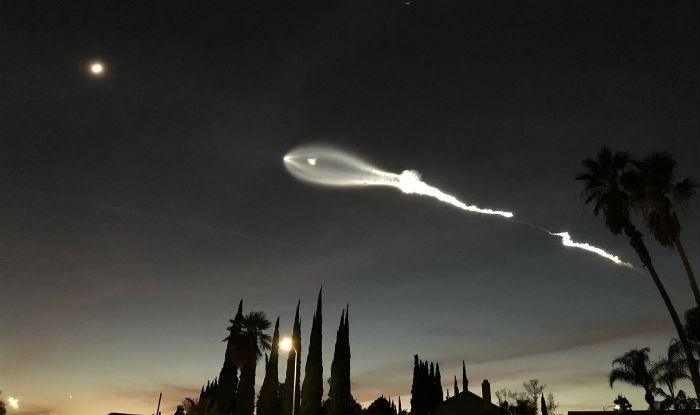 Tên lửa khi phóng tạo ra vệt sáng lớn trên bầu trời miền Nam California, thu hút sự chú ý của người dân. Tên lửa đẩy Falcon 9 của SpaceX có ưu điểm rất lớn là khả năng tự bay trở về bãi đáp sau khi được phóng thành công. Việc "thu hồi" tên lửa đẩy có ý nghĩa rất lớn trong việc tái sử dụng và tiết kiệm chi phí. Ảnh: LATimes.