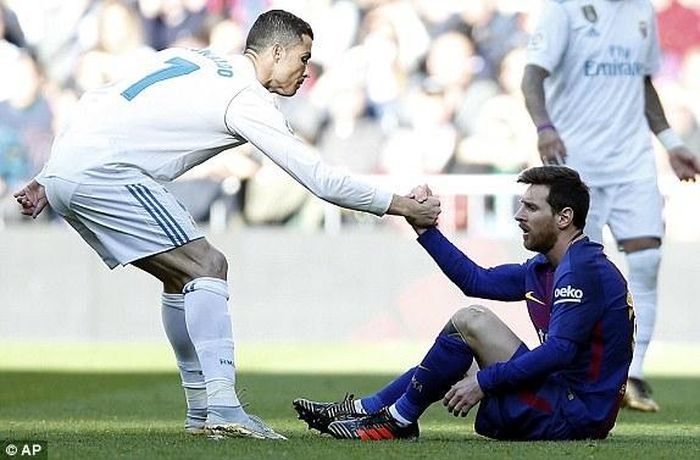 Một hành động đẹp của Ronaldo với Messi.