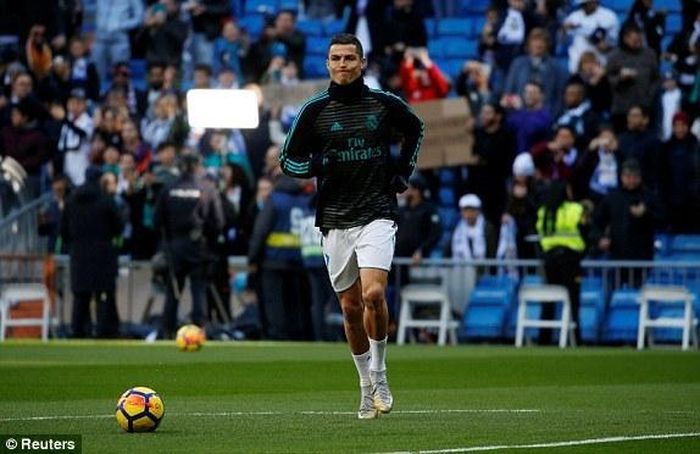 Ronaldo khởi động chuẩn bị cho trận đấu