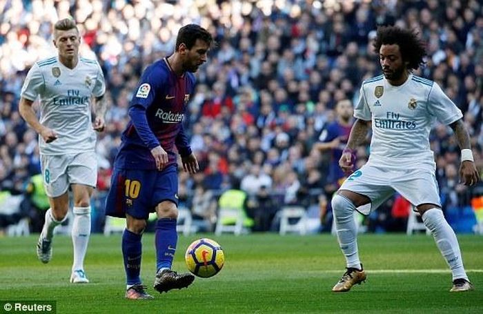 Messi bị theo kèm chặt từ đầu trận
