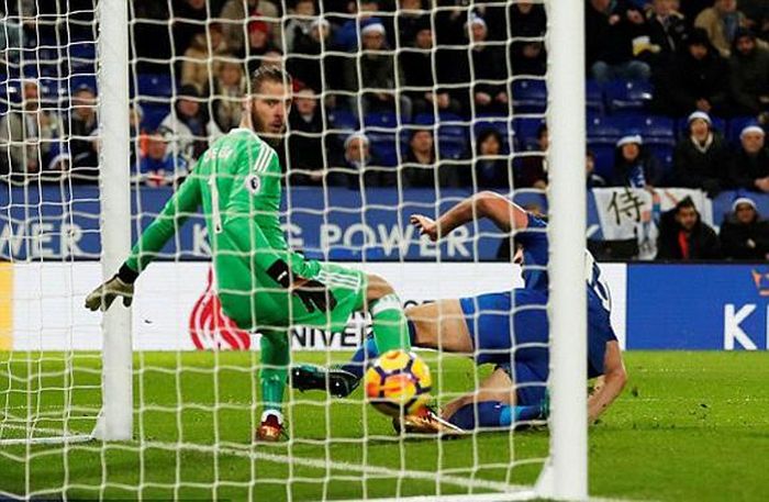 Maguire gỡ hòa 2-2 cho Leicester
