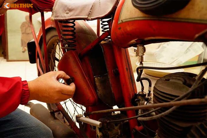 Do đó, vào cuối năm 2009, khi hay tin có người muốn để lại 2 chiếc xe máy từ thời Pháp quý giá, còn sót lại trong số 100 chiếc (ước chừng), chủ “kho báu” xe hiện tại đã cất công tìm mua và giữ gìn xe từ đó đến nay.
