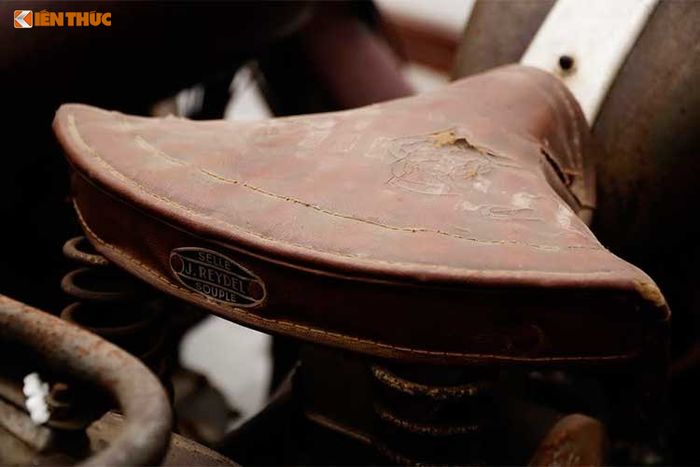 Sau khi sở hữu được 2 chiếc xe máy cổ và bộ giấy tờ quý giá đầu tiên, quá trình săn lùng xe cứ thế tiếp tục diễn ra cho đến chiếc thứ 7 cuối cùng hoàn thành và mua được vào năm 2011.