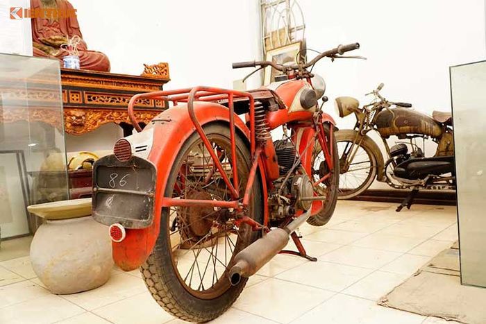 Với thâm niên hơn 20 năm sưu tập đồ cổ, bản thân chủ của những chiếc xe máy cổ từ thời vua Bảo Đại này cũng có nhiều bộ sưu tập giá trị như đồ đá Phùng Nguyên hay bộ tranh Đông Dương, Trống Đồng…